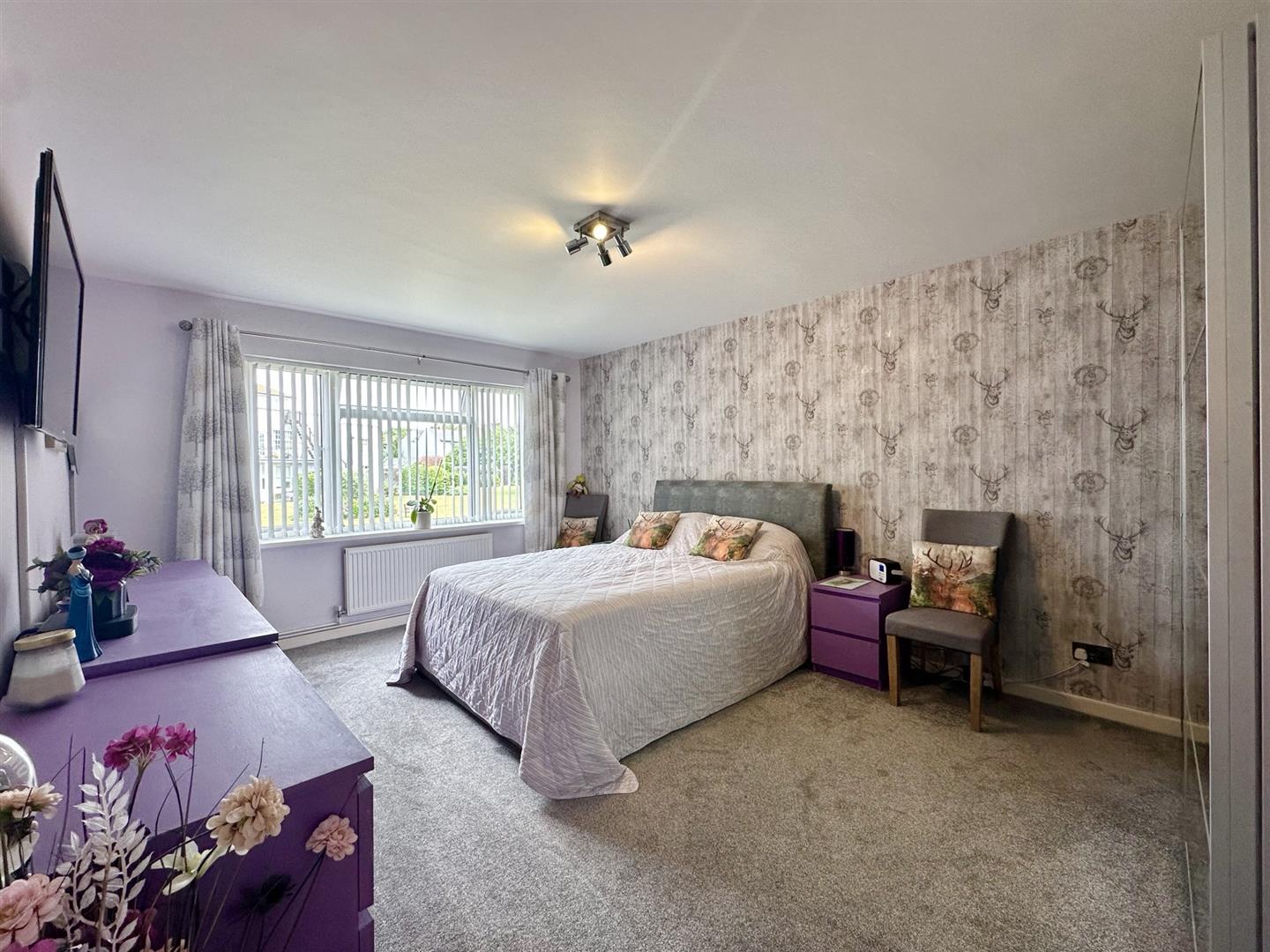 2 bed property in Larkhill, Bexhill